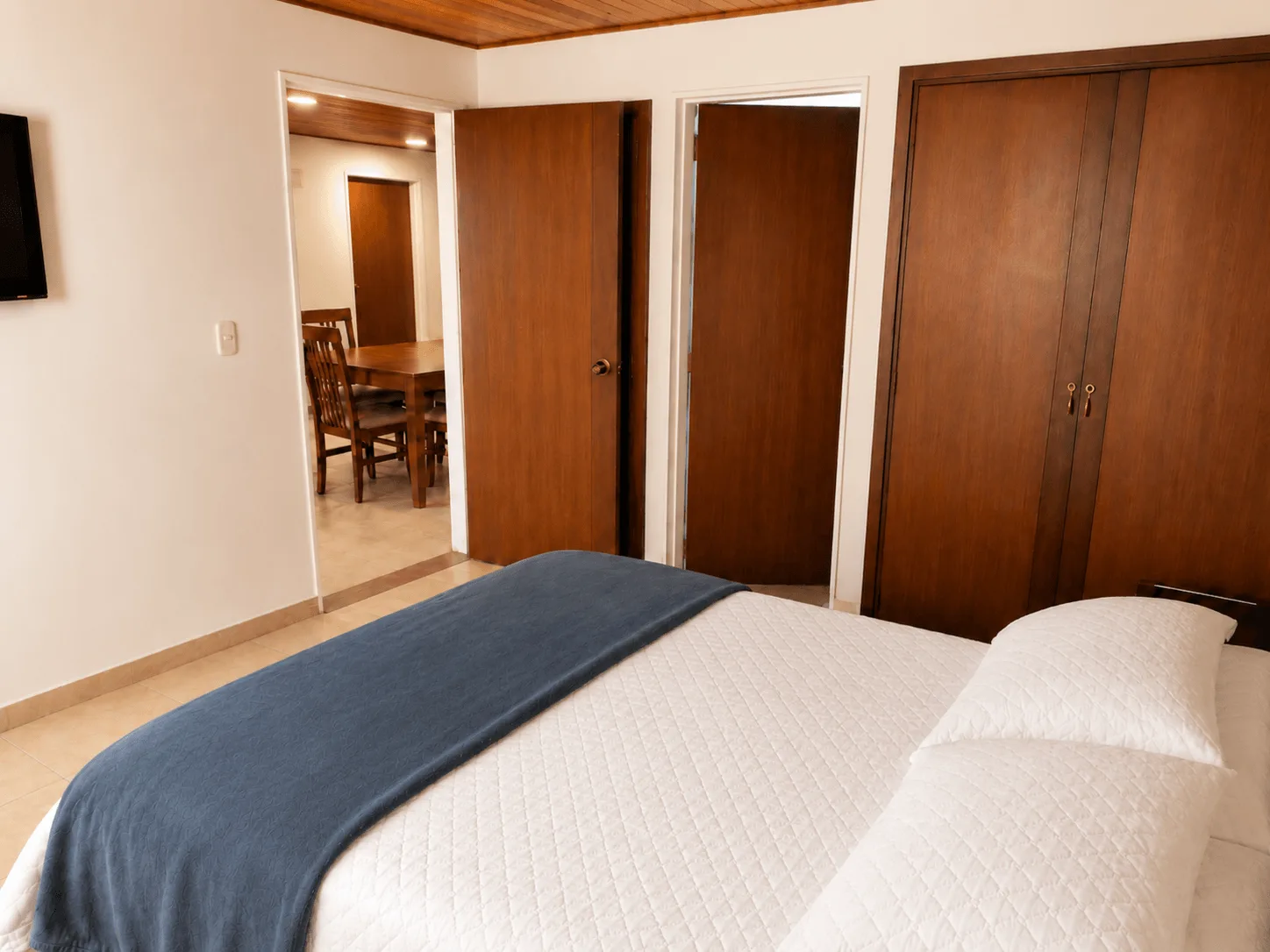 PERCALES APARTAHOTEL APARTAMENTO 308 ALCOBA CAMA DOBLE CLOSET